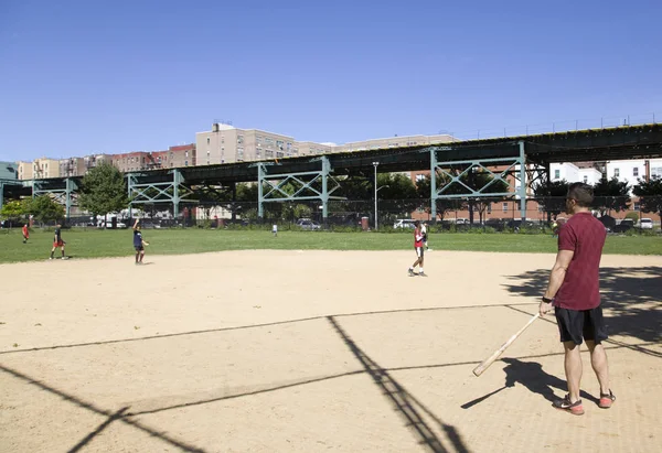 Kids from Mott Hall Science Academy play baseball in nearby Bron — Stock Photo, Image