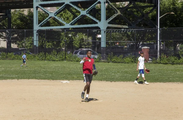 Niños de Mott Hall Science Academy juegan béisbol en la cercana Bron — Foto de Stock