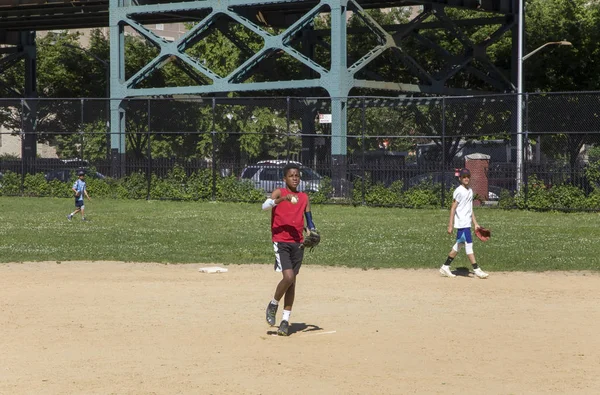 Des enfants de la Mott Hall Science Academy jouent au baseball dans le Bron voisin — Photo