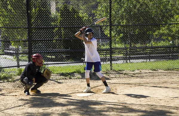 Gyerekek a Mott Hall Science Academy játszani baseball a közeli Bron — Stock Fotó