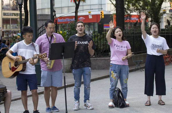 Tagjai az egyház Jézus imádják csapat énekelni dicséretet NYC — Stock Fotó