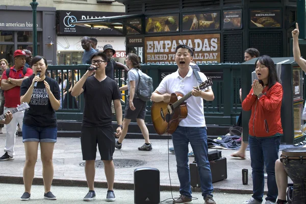 Mitglieder des Jesusgottesdienstteams singen Lobpreislieder in Nyc — Stockfoto