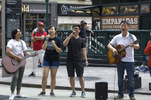Members of Church of Jesus worship team singing praise in NYC — Stock Photo, Image