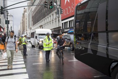 Otobüs blokları kavşağında trafiği yönlendiren trafik görevlisi 