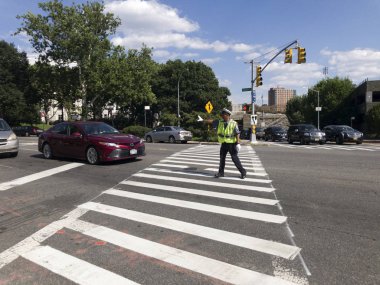 Nypd Trafik Memuru Bronx Ny sokakta yol tarifi veren