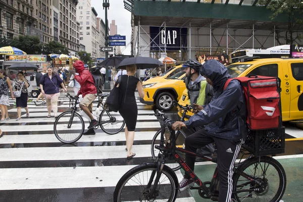 Bikers and auto wait at 6th Avenue corner as pedestrains cross N — Stock Photo, Image