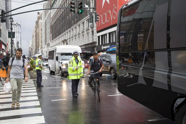 Agent de la circulation dirigeant la circulation pendant l'intersection des blocs d'autobus — Photo