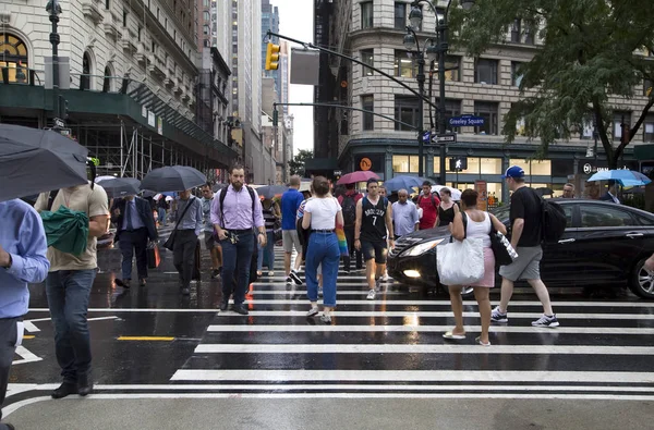 People crossing New York City street during rain — Stock Photo, Image