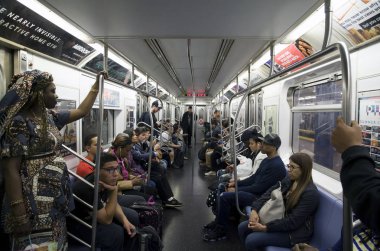 İnsanlar Nyc metro trensürerken oturup