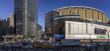 Madison Square Garden ve sokak Nyc geniş açı görünümü