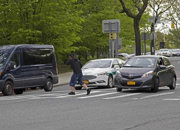 Man Crossing Road framför rörliga trafiken Bronx ny — Stockfoto