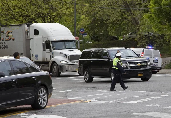 Oficial de tráfico femenina dirigiendo vehículos en la intersección Bronx — Foto de Stock