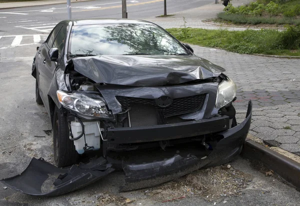 Am Bordstein geparktes Fahrzeug weist Wrackschaden auf — Stockfoto