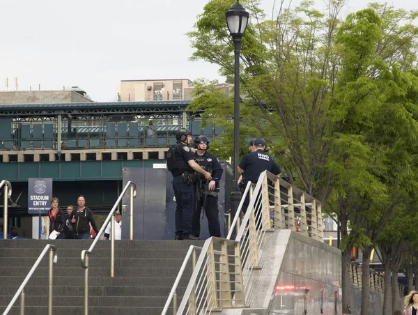Полиция Нью-Йорка на страже во время игры Янки в Бронксе — стоковое фото