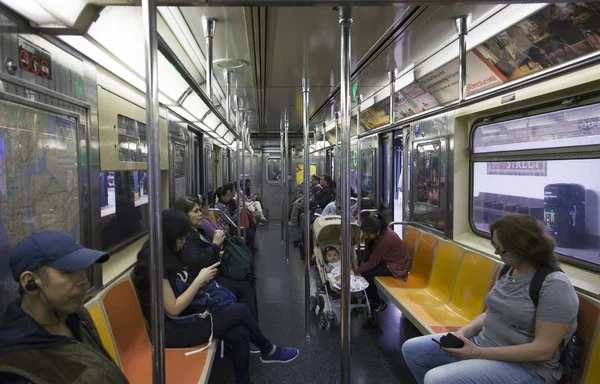 Lidé jedoucí metrem v New York City — Stock fotografie