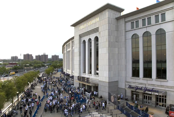 ヤンキースタジアムの外観は、ブロンクスニューヨークでゲームをデュー — ストック写真