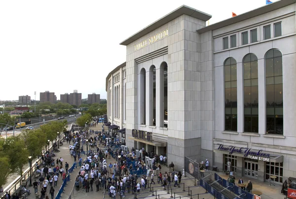 Außen des yankee stadions bei einem Spiel in der bronx new york — Stockfoto