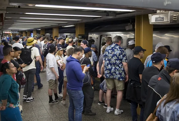 Commuters Yankee Stadyumu oyundan sonra trene binmek için hazırlamak