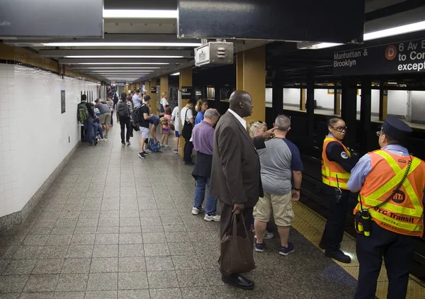 Man söker riktningar på Subway Platform Bronx ny — Stockfoto