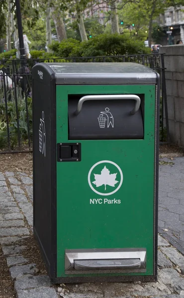 Bigbelly solar powered waste compactor on NYC sidewalk — Stock Photo, Image