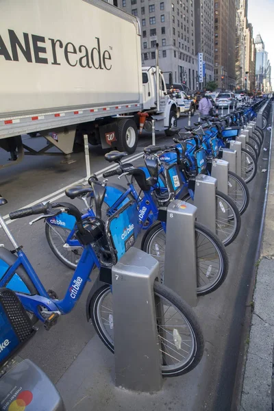 Rangée de Citibikes au parking prêt pour la location NYC — Photo