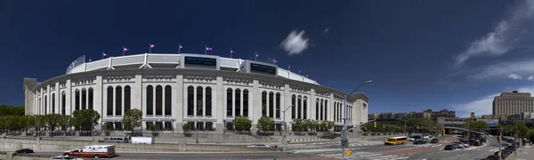 Vidvinkel utsikt över Yankee Stadium och närliggande gata. — Stockfoto