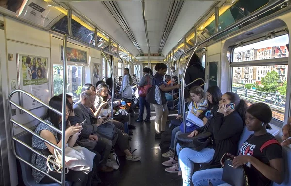 Bronx Ny üzerinden Mta metro trensürme Yolcular