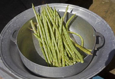 Kabuklu bezelyeler alüminyum kapta.