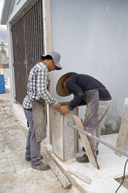 İki adam Cerro Gordo mezarlığı San Lorenzo Pr bir mahzen üzerinde çalışmak