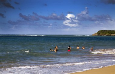 Plaj yüzücüleri Porto Riko 'nun kuzeydoğu kıyısındaki plajın tadını çıkarıyorlar.