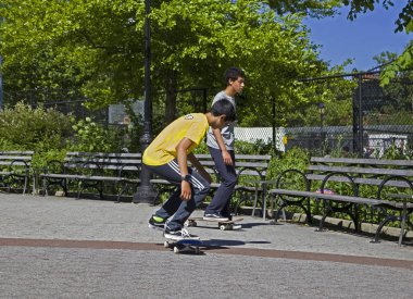 Bronx Ny Parkı 'nda kaykay yapan gençler..
