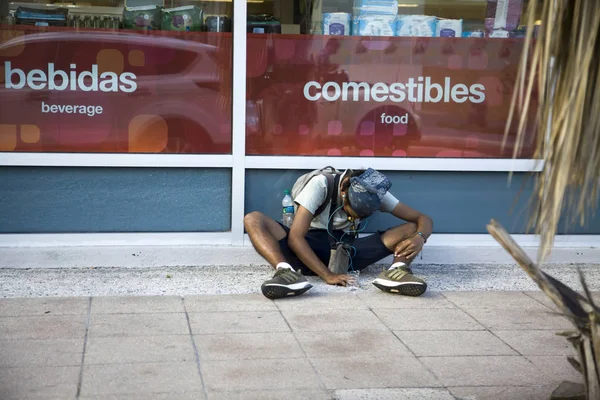 Jovem se senta ao ar livre implorando em Bayamon Porto Rico — Fotografia de Stock