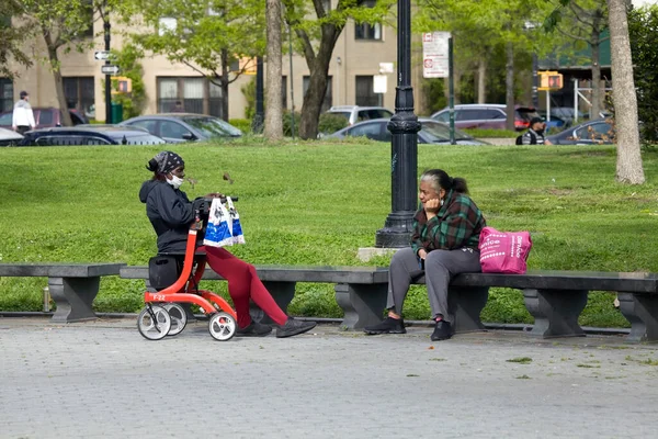 Bronx New York Usa Maja 2020 Kobieta Obserwuje Dystans Społeczny — Zdjęcie stockowe