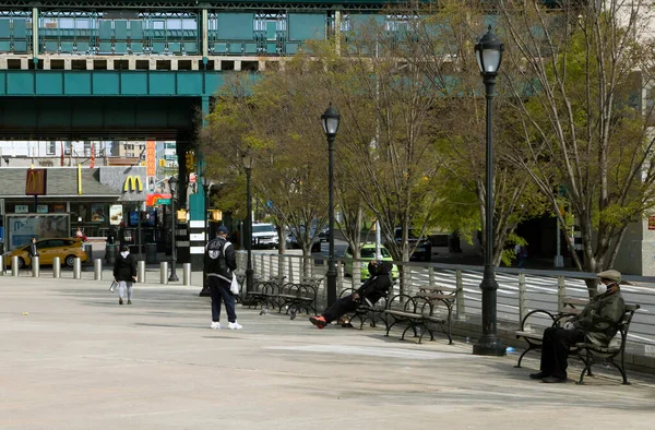 Bronx New York Usa April 2020 Mensen Buiten Bij Yankee — Stockfoto