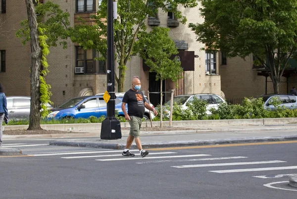 Bronx New York Usa May 2020 Man Crossing Street Wearing — Stock Photo, Image