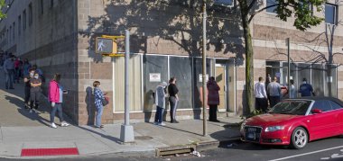 BRONX, NEW YORK / USA - 26 Mayıs 2020: İnsanlar COVID-19 için bir merkezde test edilmek üzere dışarıda kuyrukta bekliyorlar.
