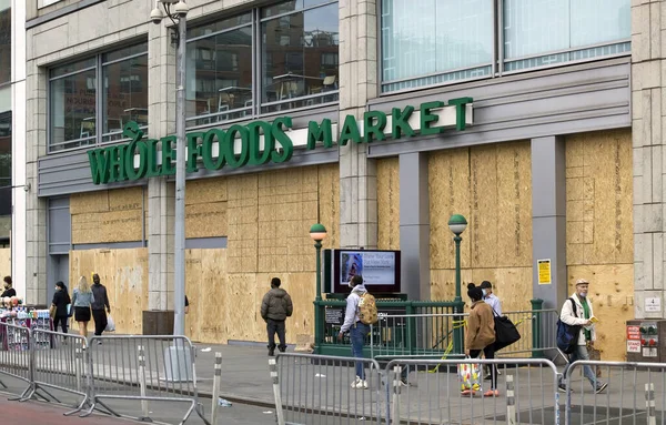 ニューヨーク ニューヨーク アメリカ 2020年6月2日 マンハッタンのジョージ フロイドの抗議行動中の略奪を防ぐために食品市場全体が閉鎖された ストック画像