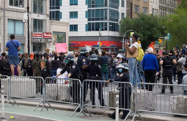 ニューヨーク ニューヨーク アメリカ 2020年6月2日 ジョージ フロイド抗議中のユニオン スクエアの警察監視 — ストック写真