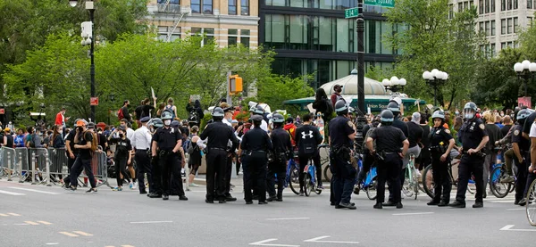 New York New York Usa Června 2020 Policie Sleduje Dav — Stock fotografie