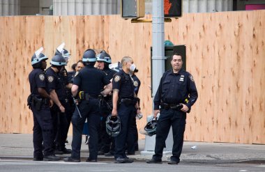 NEW YORK, NEW YORK / USA - 2 Haziran 2020: Polis, George Floyd ve bir polisin cinayetini protesto etmek için Union Square 'de BLM göstericilerine hazırlanıyor.