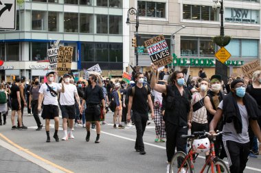 NEW YORK, NEW YORK / USA - 2 Haziran 2020: İnsanlar George Floyd 'un bir polis memuru tarafından öldürülmesini protesto etmek için Union Square' e yürüdüler. 
