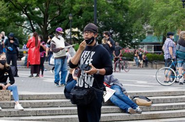NEW YORK, NEW YORK / USA - 2 Haziran 2020: Siyahi Yaşamlar Önemi Protestosu sırasında tanık olan Hıristiyan vaiz Union Square Park 'ta. Vaiz sonunda protestocular tarafından gitmeye zorlandı..