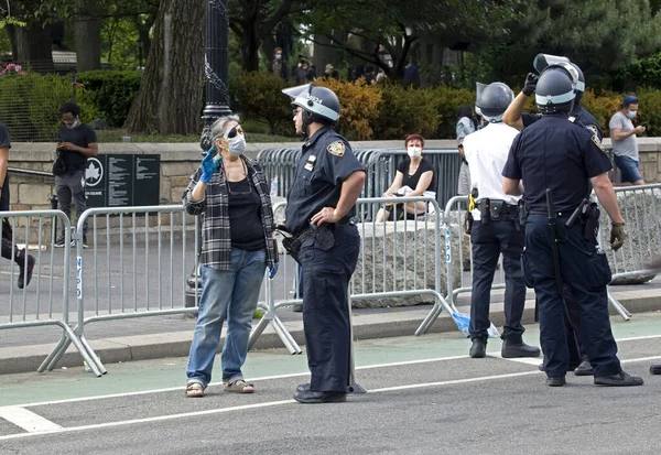 New York New York Usa Června 2020 Žena Mluví Policistou — Stock fotografie