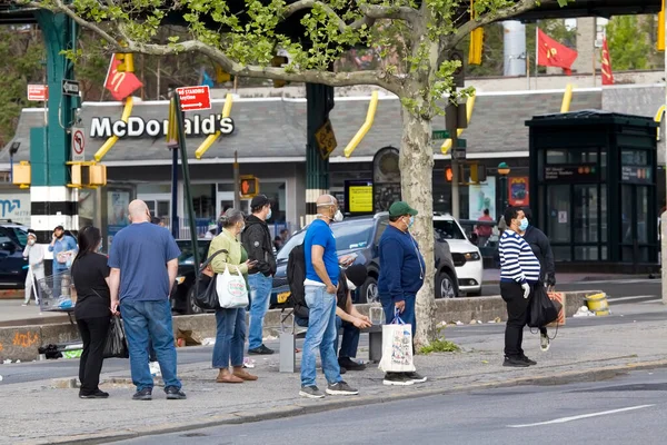 Bronx New York Usa Maj 2020 Folk Väntar Bussen Medan — Stockfoto