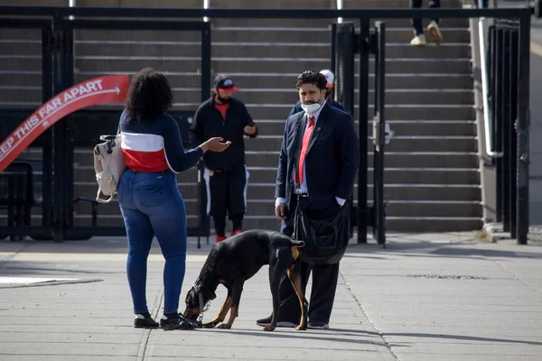 Bronx New York Usa Maggio 2020 Uomo Maschera Parla Alla — Foto Stock