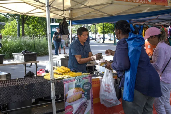 Bronx New York Usa Sierpnia 2020 Sprzedawca Sprzedający Żywność Świeżym — Zdjęcie stockowe