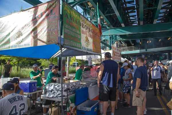 美国纽约州伯明翰市 2020年8月31日 在扬基体育场 Yankee Stadium 附近销售墨西哥食品的卖主 图库照片