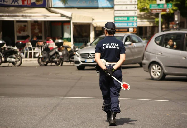 Sanremo Italien Juni 2018 Den Italienska Polis Tjänsteman Reglerar Trafik — Stockfoto