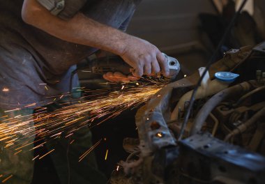 Makinist koruyucu maskeyle araba vücut kaynak