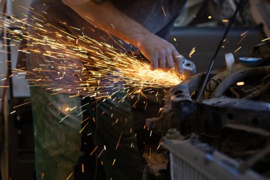 Makinist koruyucu maskeyle araba vücut kaynak